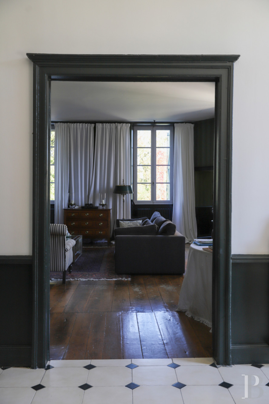 An 18th century chateau surrounded by trees and hills in the Lot valley - photo  n°11